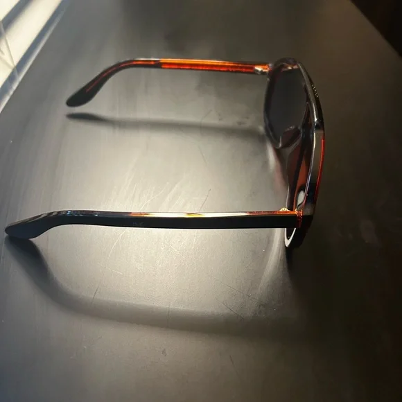 Gucci Black Sunglasses with Burgundy Case - Picture 5 of 6